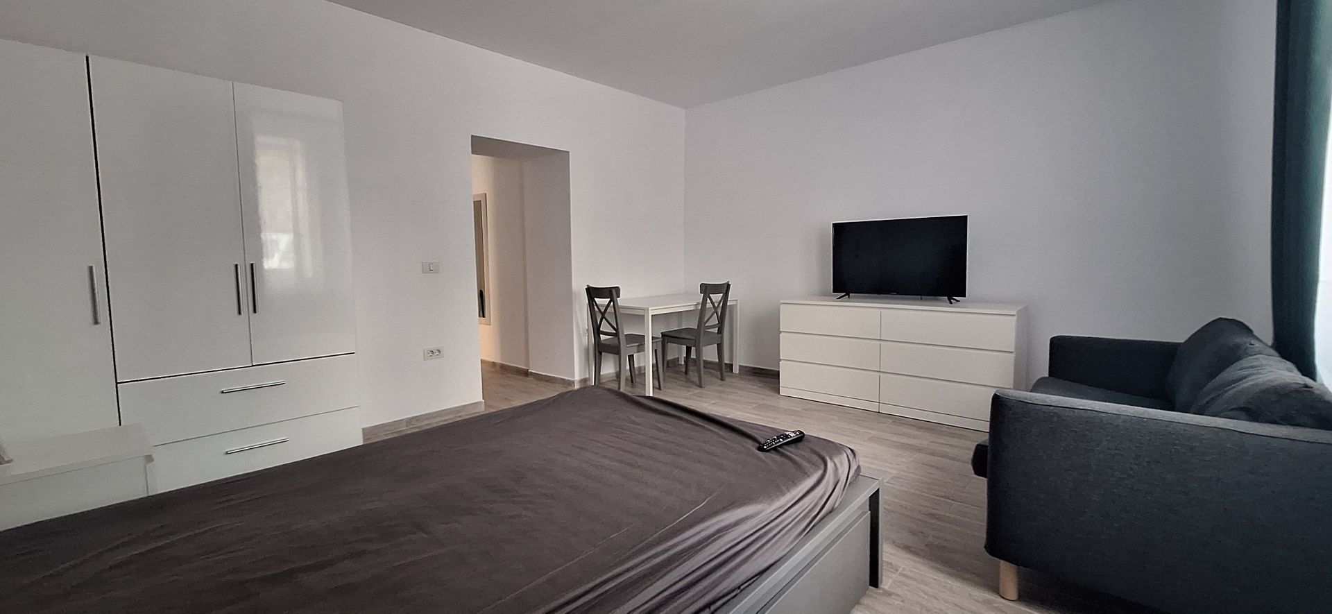 Apartament central cu o camera si loc de parcare - Poză 4