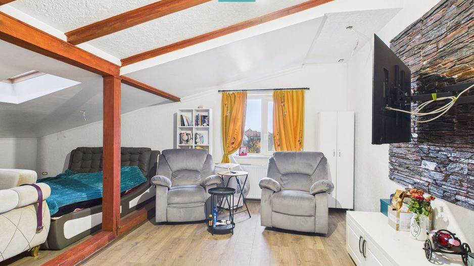 Două case pe un teren generos în Ghiroda - Poză 13