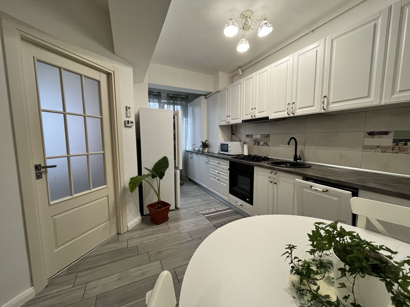 Studio bine compartimentat, parcare, complet mobilat, renovat, mutare imediata - Poză 15