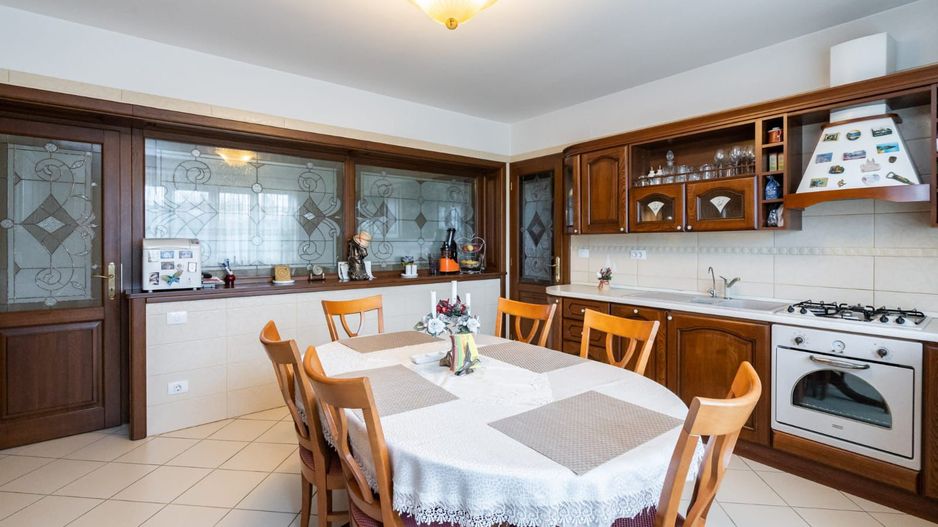 Vilă premium 11 camere | Dămăroaia | saună | fitness | teren 1.000mp - Poză 6