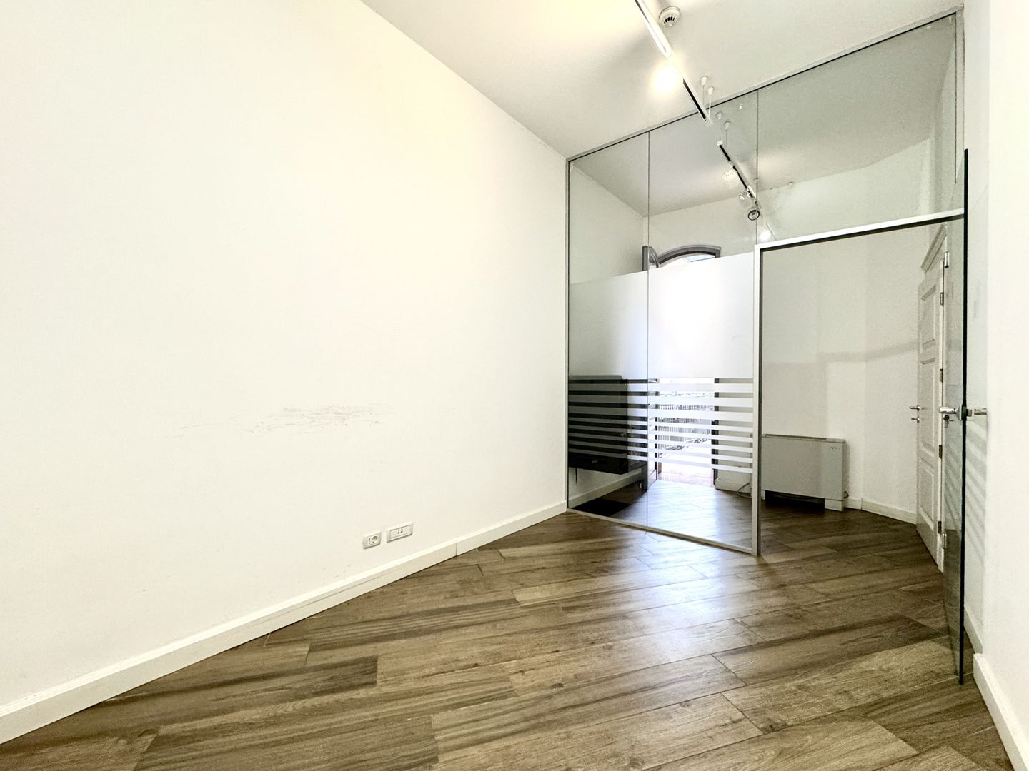 Spațiu Birou - Imobil complet renovat - Poză 14