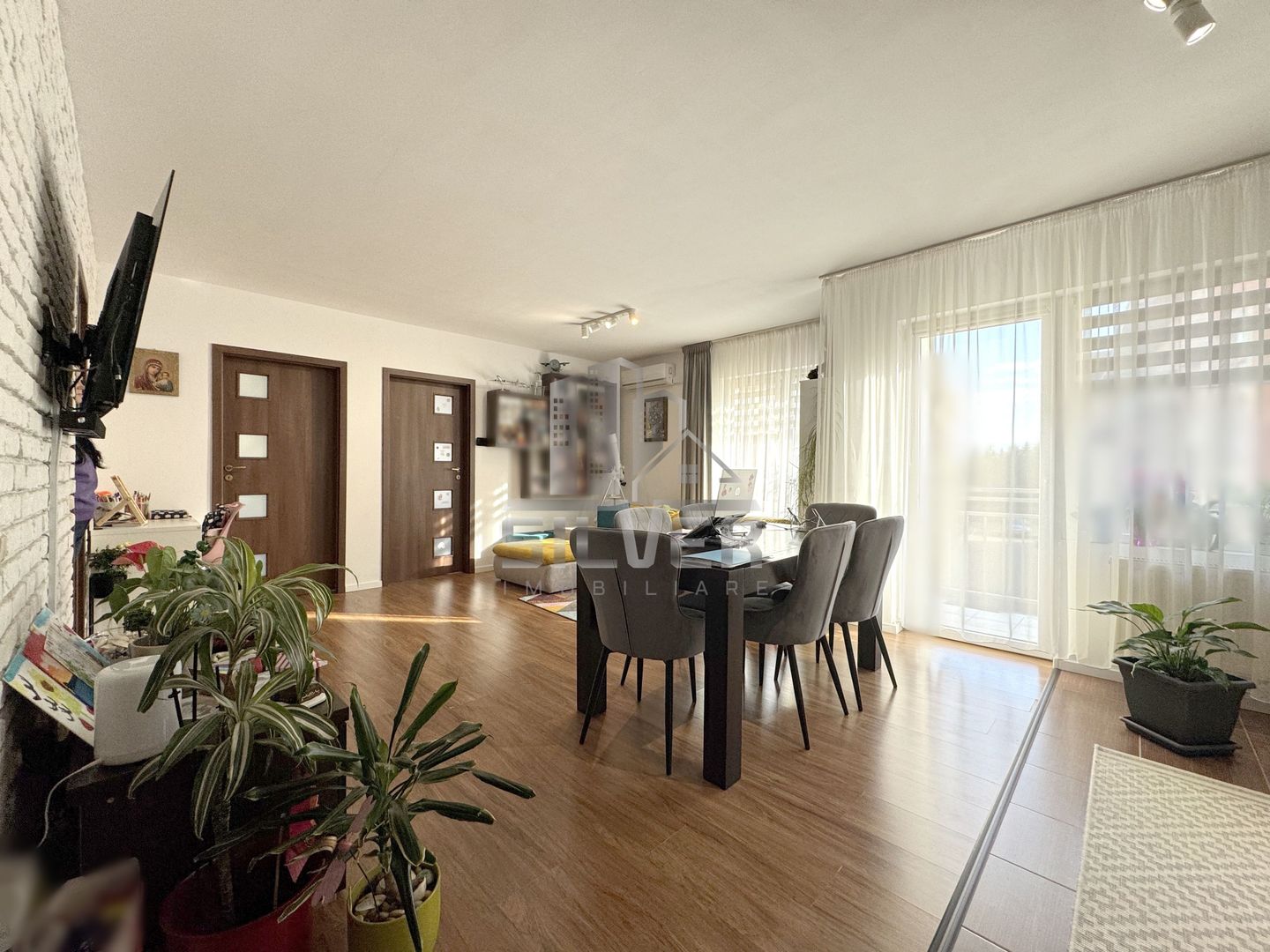 Apartament cu 3 camere la cheie+2 parcari. - Poză 3