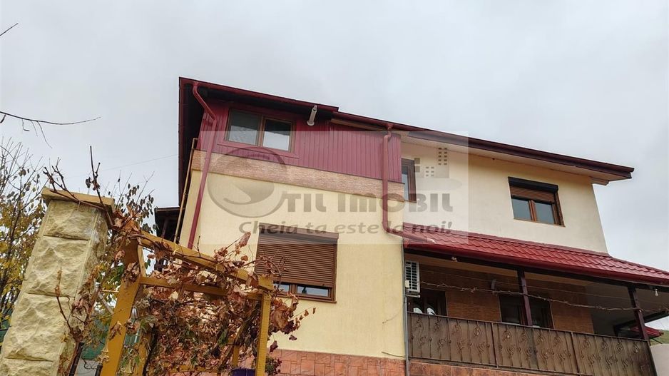 INTABULAT! Ap 3 camere  dec. etaj 1 cu intrare separata Zona Bucium - Poză 1