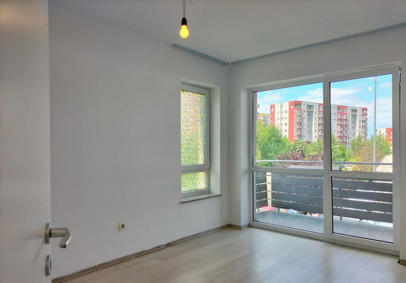 Vindem apartament 3 camere complet renovat cu vedere pe 2 parti - Poză 2