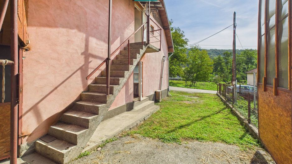 Casă și centru comercial, în localitatea Lazuri - Poză 10