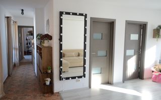 Apartament cu 3 camere, 2 bai, 2 terase, 2 garaje, in cartier Europa - Poză 3