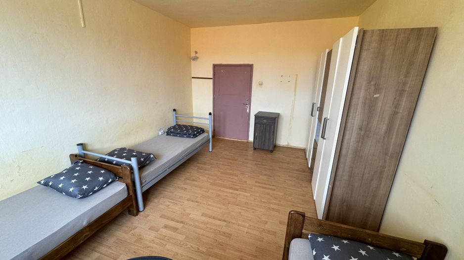 24 de locuri de cazare in 8 garsoniere si anexe pe un etaj intreg - Poză 7