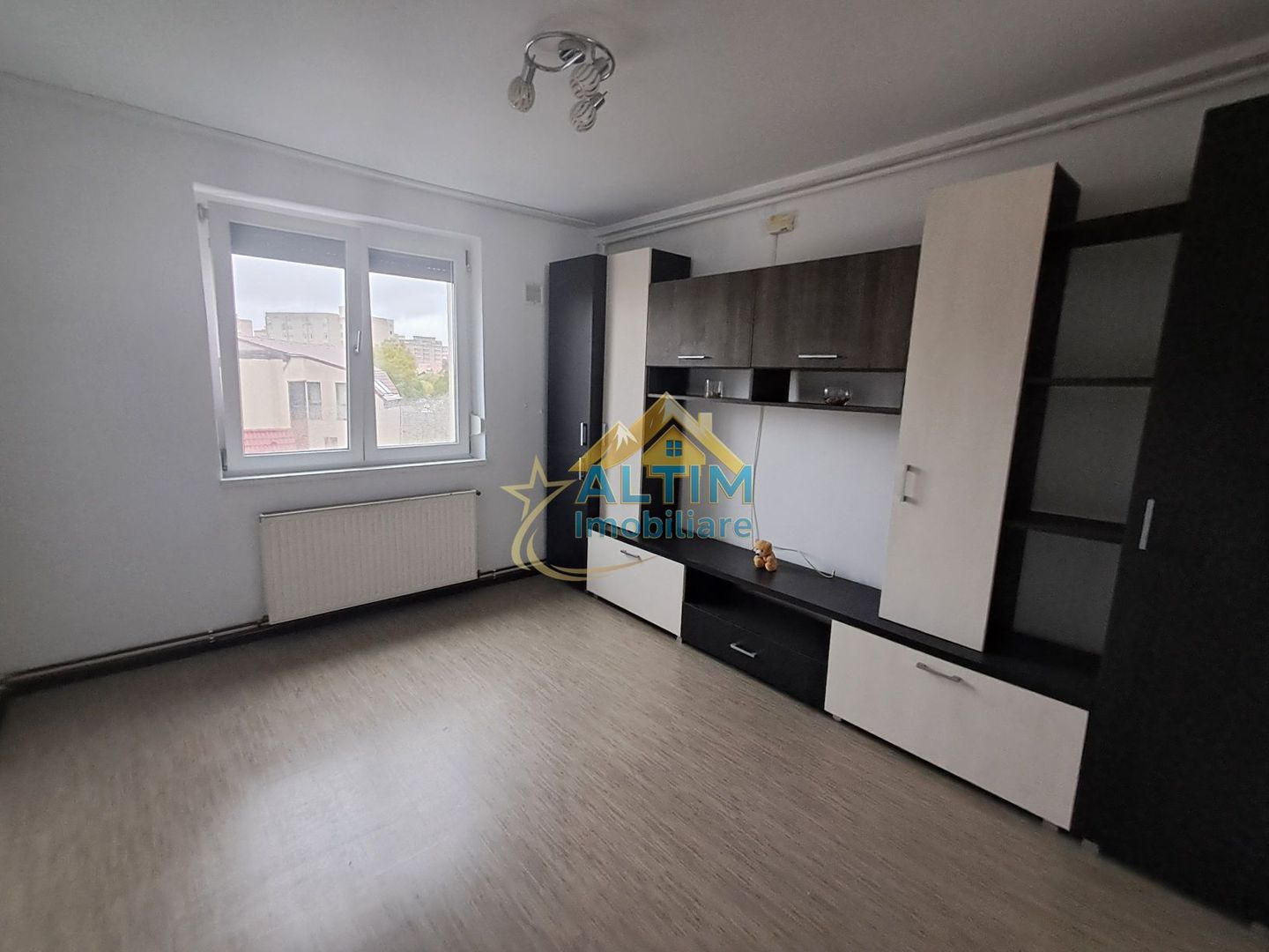 Apartament 2 camere, decomandat, Zonă Centrală - Poză 1