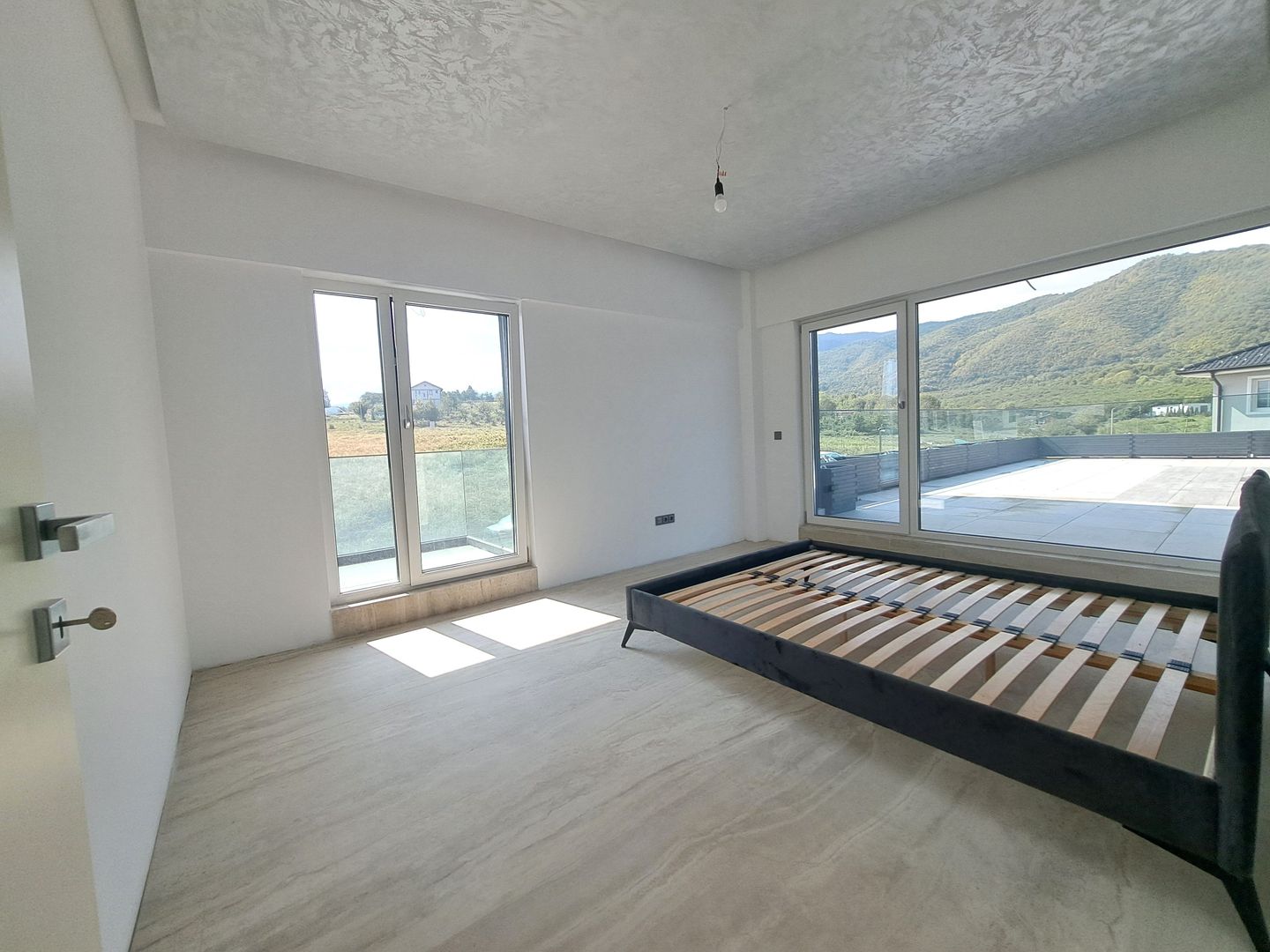Casa cu piscina interioara si priveliste catre Cetatea Cisnadioarei - Poză 17