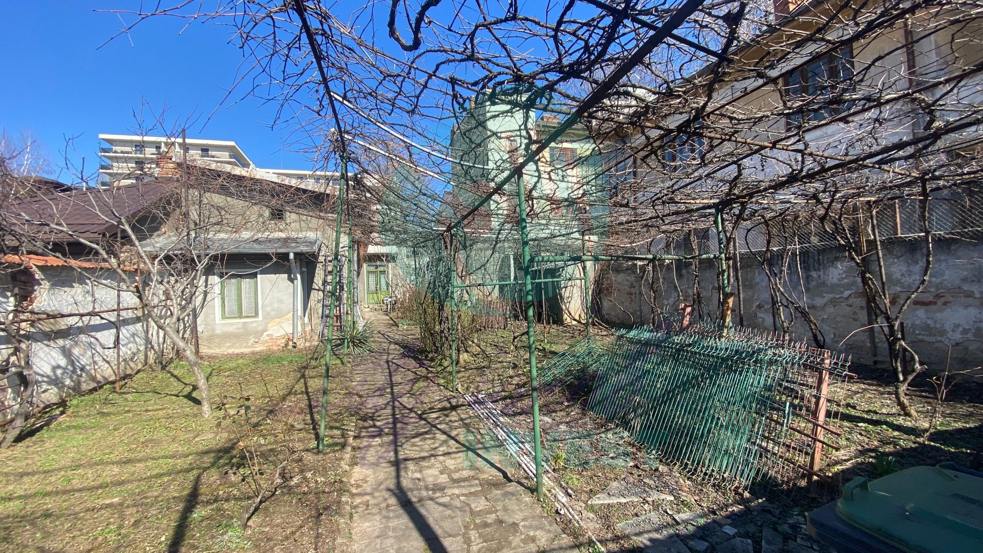 Casă cu teren generos lângă Bulevardul Banu Manta - Poză 9