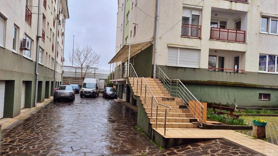 BRASADAS vinde ap 1 cam + boxă beci + garaj etaj 1 Central. - Poză 1
