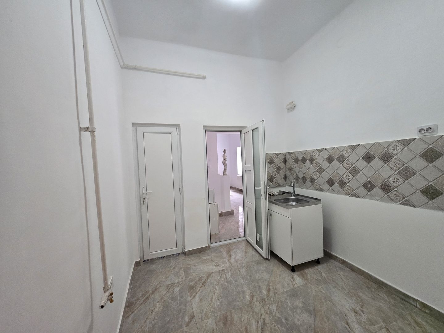 Casa renovata 105mp utili si curte libera 45mp -Eroii Revolutiei - Poză 9