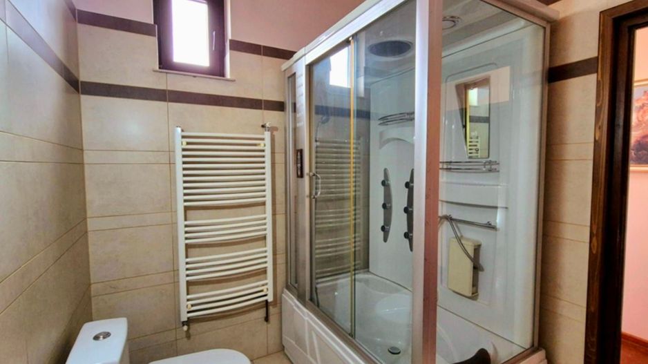 Cauți o casă mare sau spațiu pentru business? Aici le ai pe ambele! - Poză 12