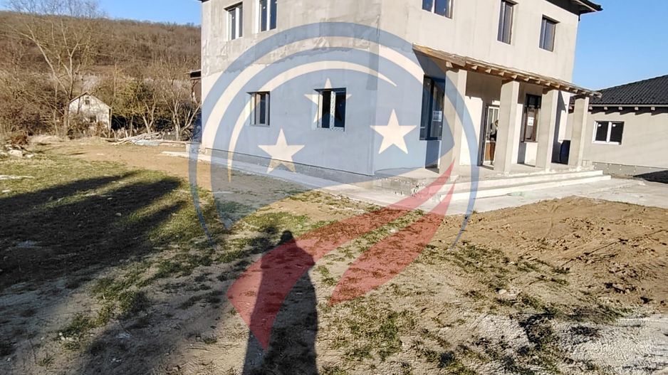 Vilă semifinisată de vânzare str. Remetea 217 mp si 670 mp teren - Poză 1
