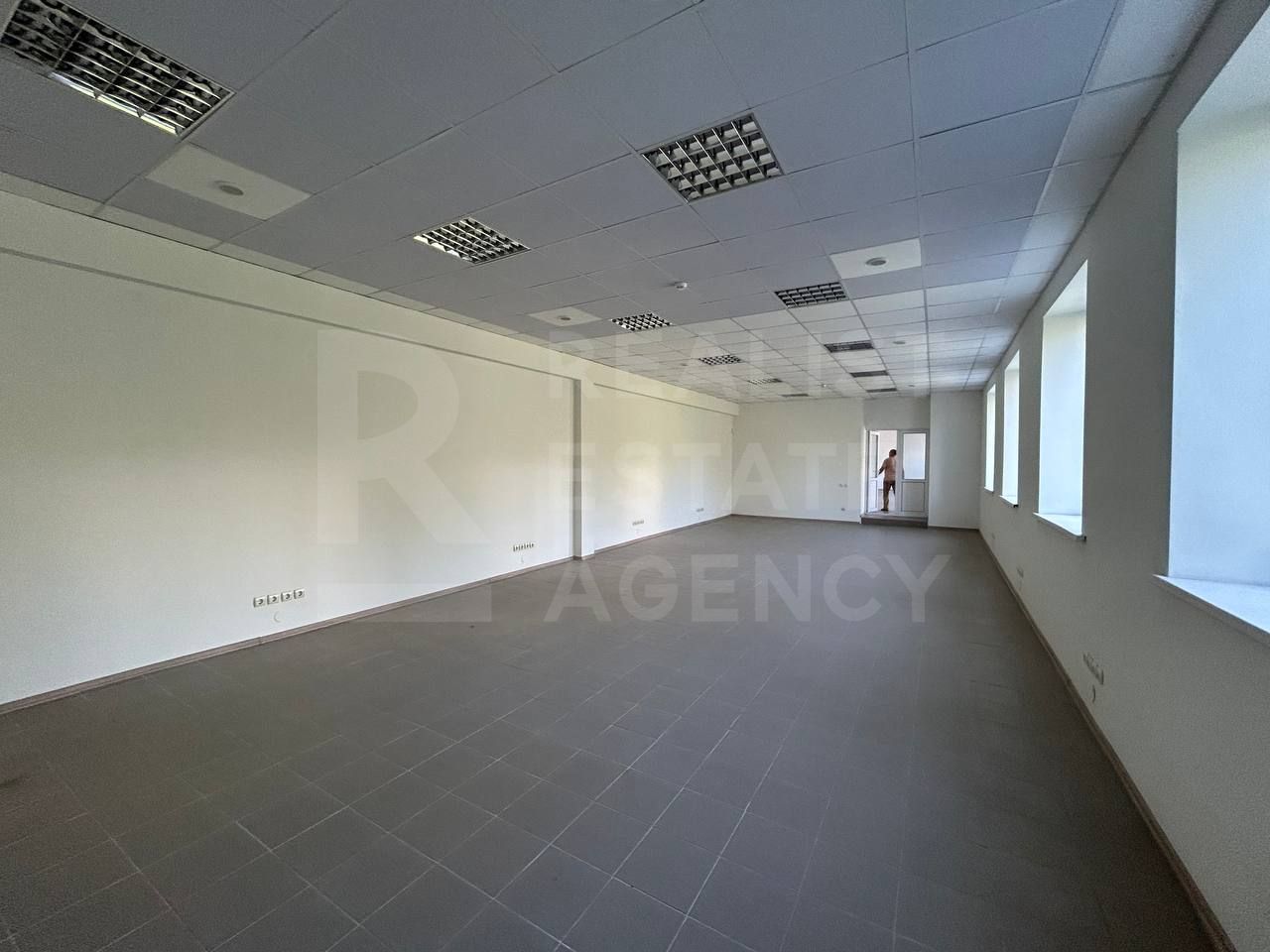 Vânzare, spațiu comercial, 207 mp, str. Independenței, Edineț - Poză 4