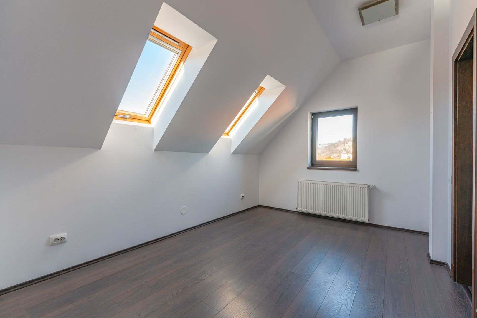 Casă modernă cu garaj și 4 dormitoare, aproape de Piața Sfatului - Poză 17