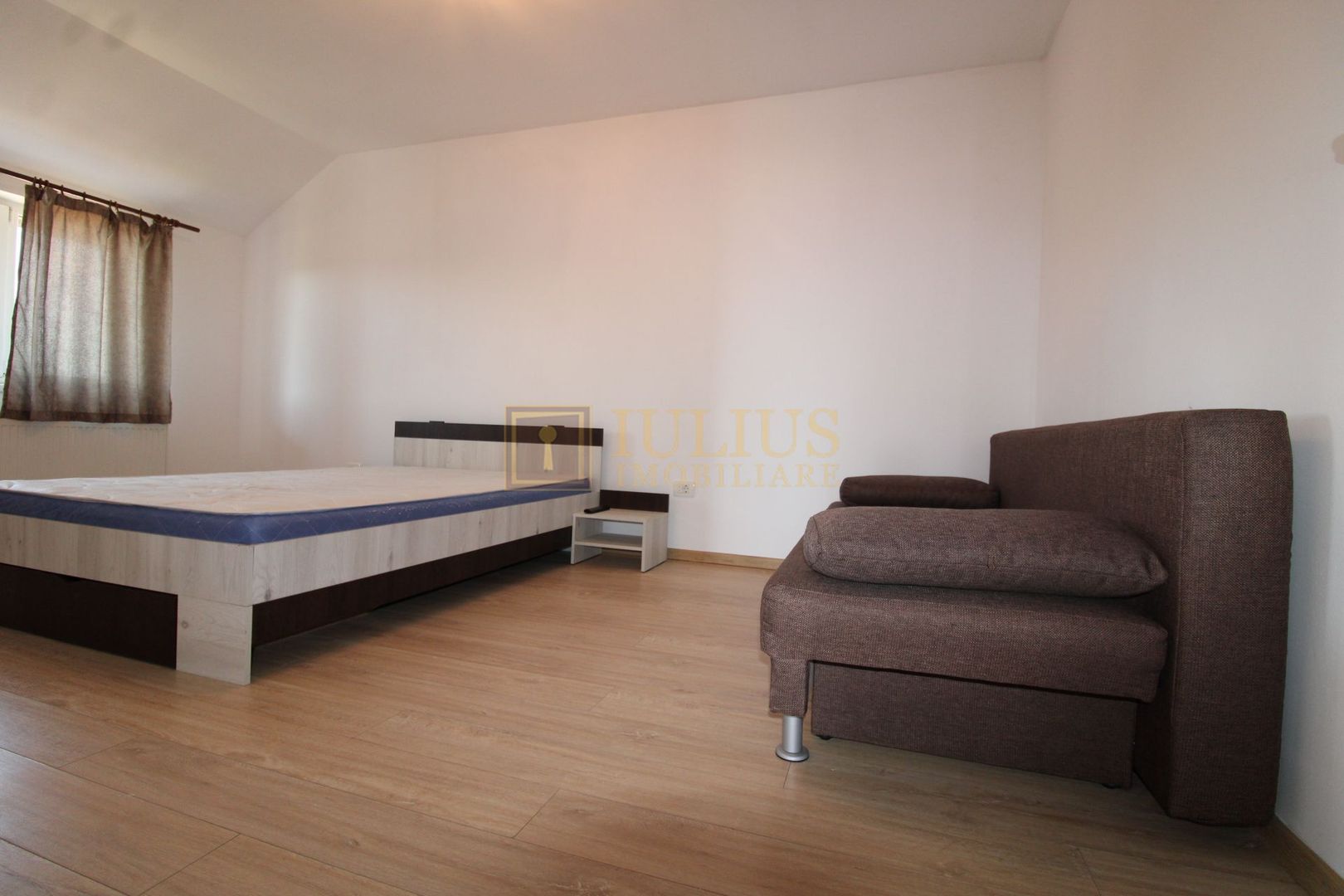 apartament la curte, 2 băi, loc de parcare, zona linistita, dressing - Poză 6