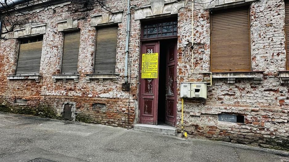 Casa ULTRACENTRAL singur in curte - Poză 1