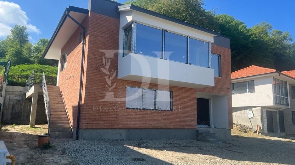 Casa individuala 220 mp /  curte libera de 581 mp / Zona Tautiului - Poză 2