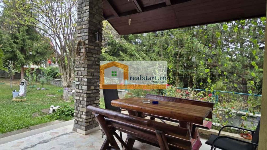 Vedere padure, panouri solare si fotovoltaice, pompa de caldura,  semineu - Poză 10