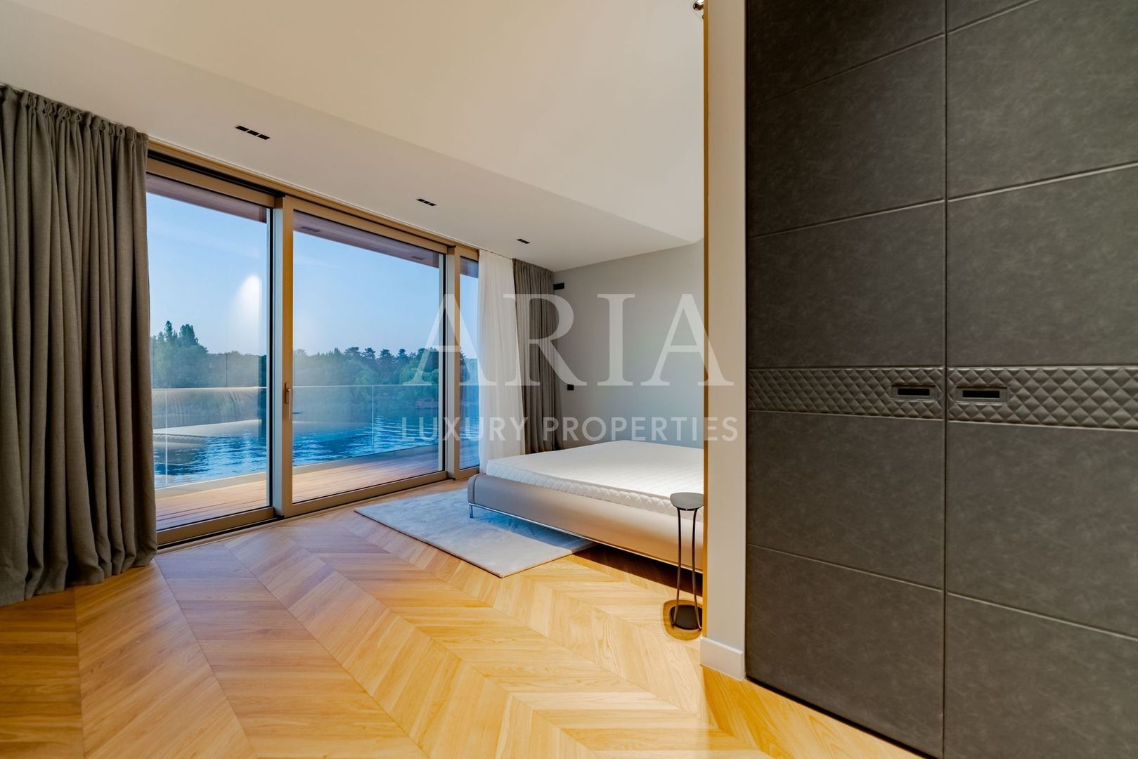 VILA FRONTLAKE SNAGOV – acolo unde arhitectura întâlnește libertatea - Poză 11