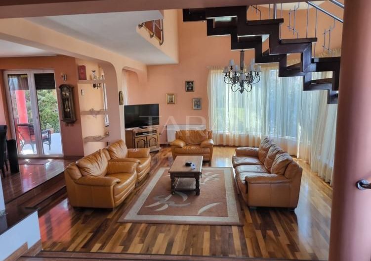 Casă spațioasă și luminoasă, cu teren generos, zona Europa - Poză 3