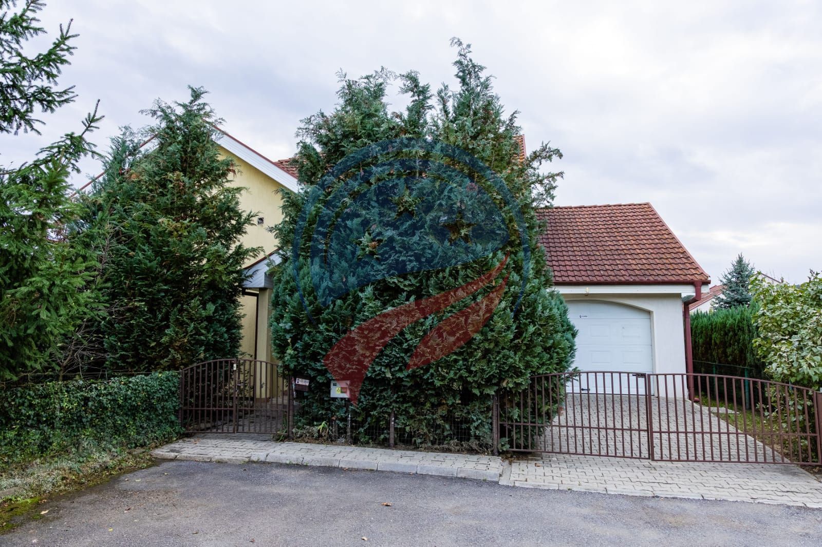 Vila superba cu cinci camere zona centrala - Poză 4