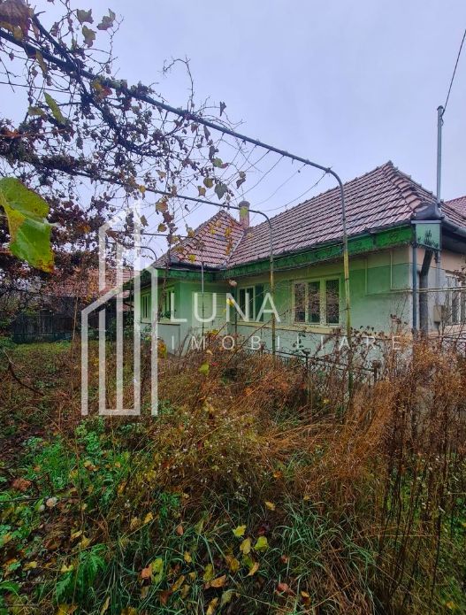 Casă cu teren de 1.000 m² – utilități complete, ideală pentru renovare - Poză 1