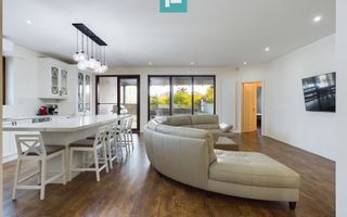 Vilă la sol cu 3 camere în Pârneava - Poză 5