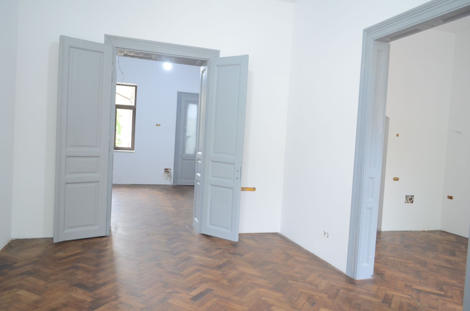 Apartament renovat in cladire interbelica, zona centrala - Poză 2