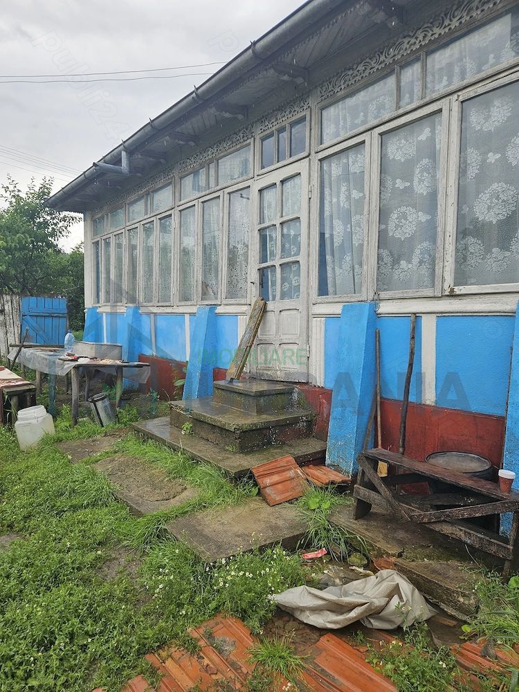 Casă bătrânească de vânzare în Costuleni – 4 camere, beci, fântână, teren 2700 mp - Poză 5