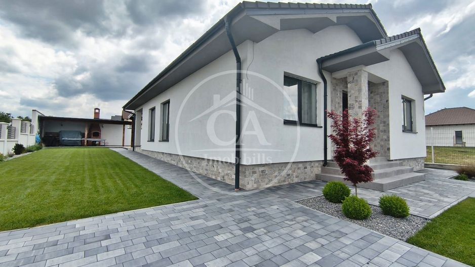 Casa de vanzare cu 4 camere si piscina in Cihei, Bihor - Poză 1