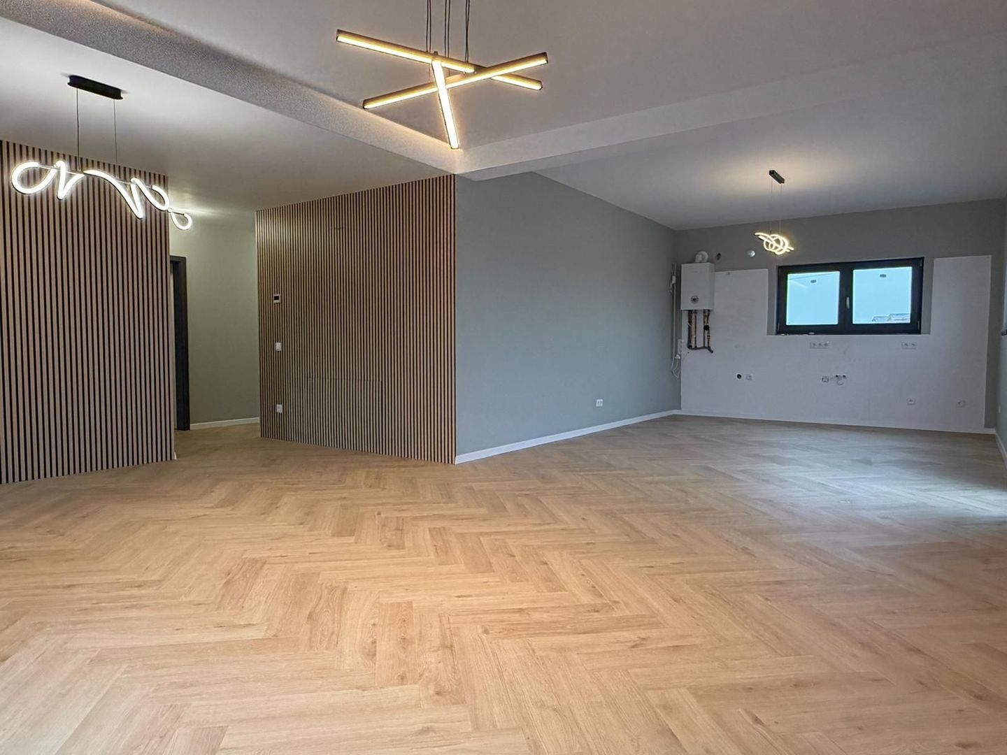 Apartament la Vila, 4 camere si gradina privata - Poză 2