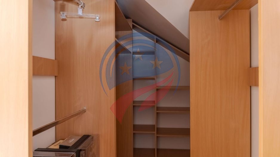 Vila superba cu cinci camere zona centrala - Poză 22