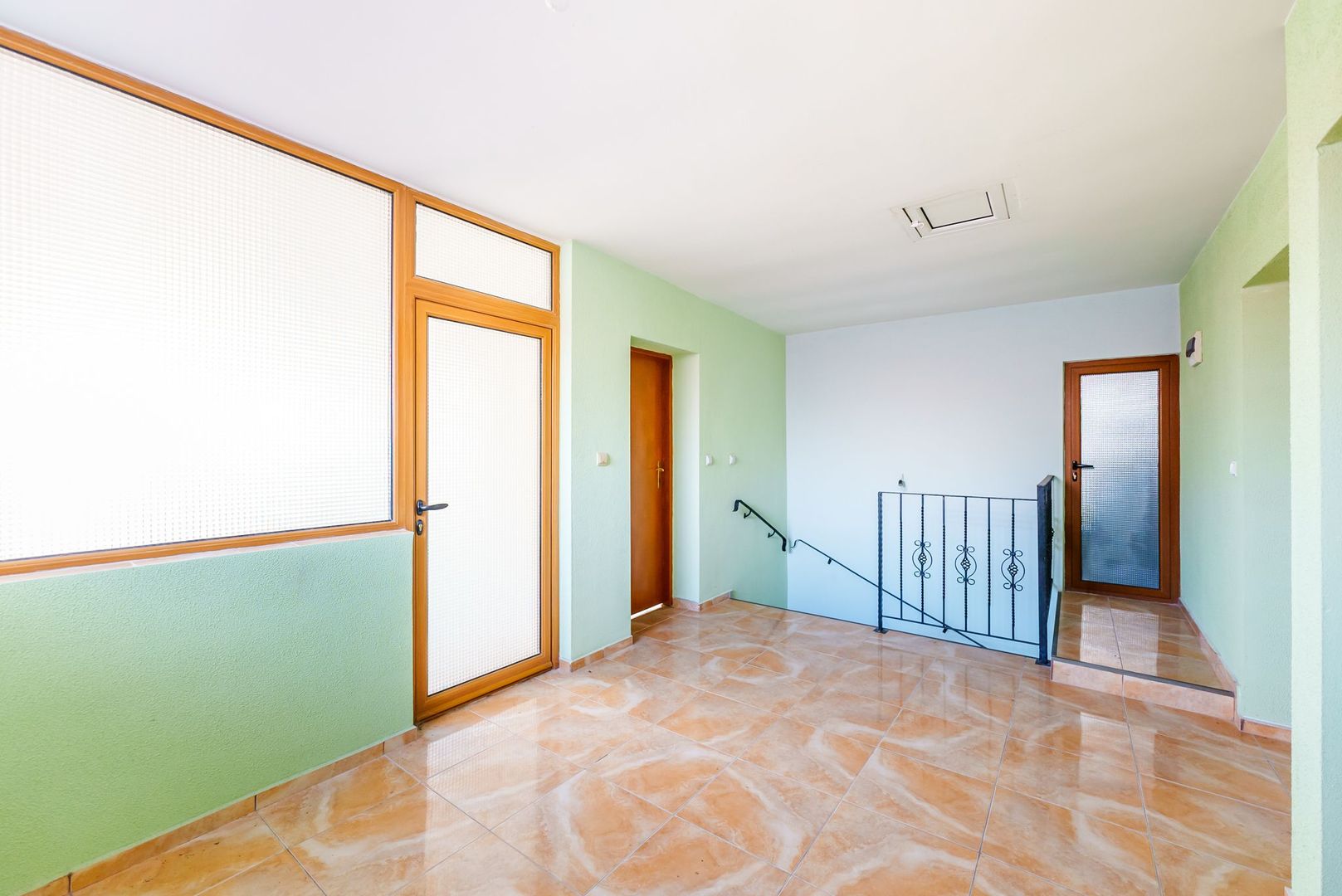 VÂNDUT! Casă cu destinații multiple în cartierul Aurel Vlaicu - Poză 2