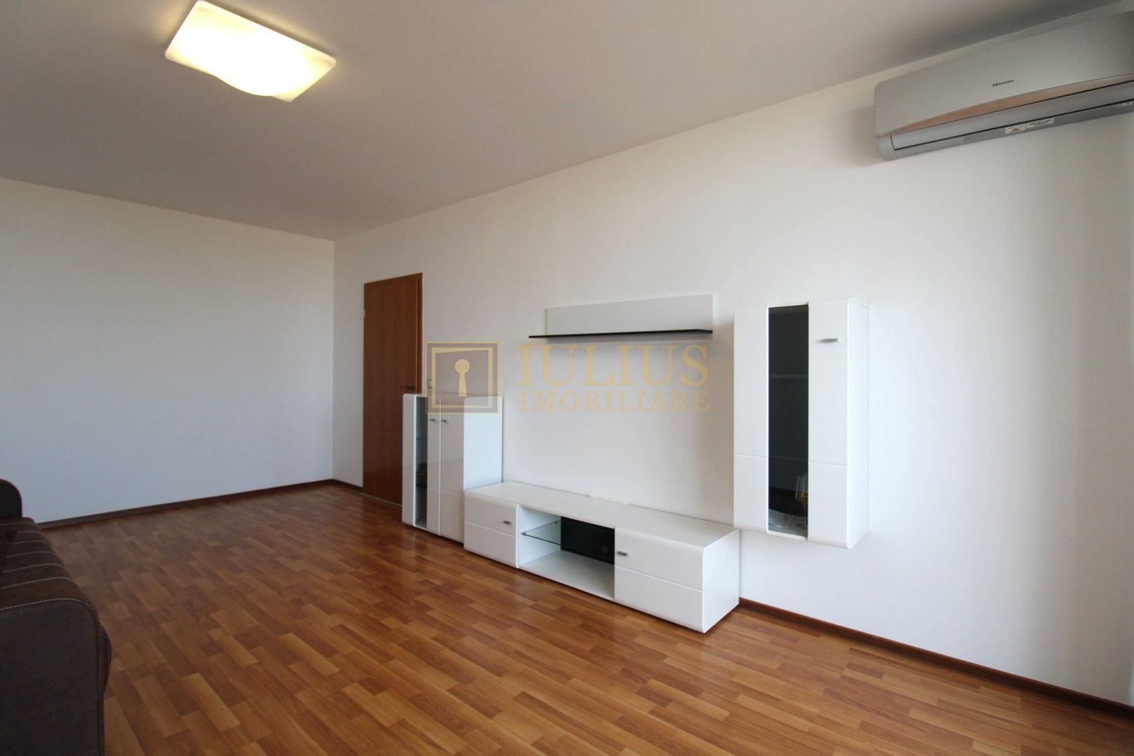 Aradului; decomandat, bucatarie inchisa. Parcare privata inclusa. - Poză 4