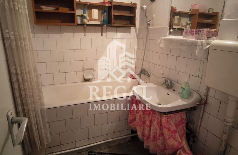 Apartament cu trei camere de vânzare in zona Micro 4 - Poză 3