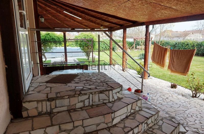 De vanzare casa si spatiu de restaurant in Tarian - Poză 17