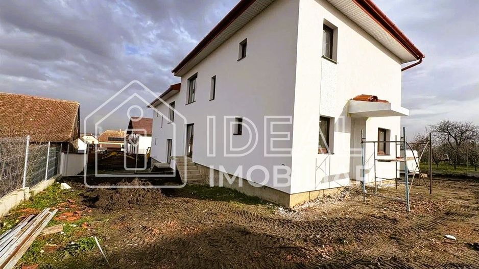 Casă modernă cu 4 camere și 300 mp de curte, in Sura Mica - Poză 3