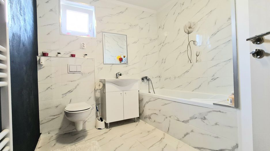 Casa 4 camere cu garaj mobilata si utilata cartier Izvor Tarlungeni - Poză 3