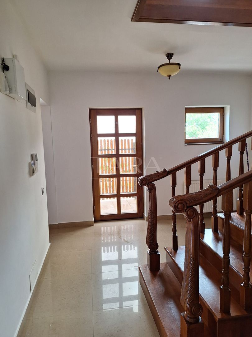 Casa deosebită în Europa – stil clasic, terase și grădină amenajata - Poză 5