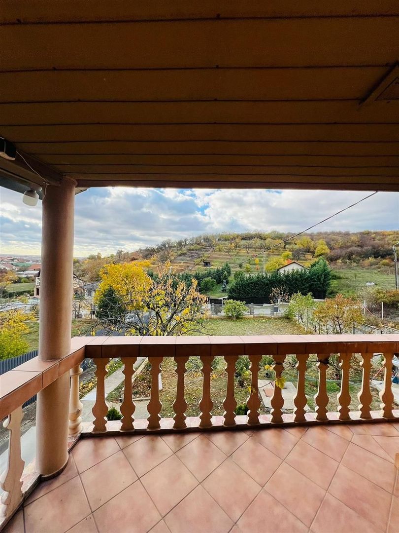 Casa in zona de dealuri - Poză 3