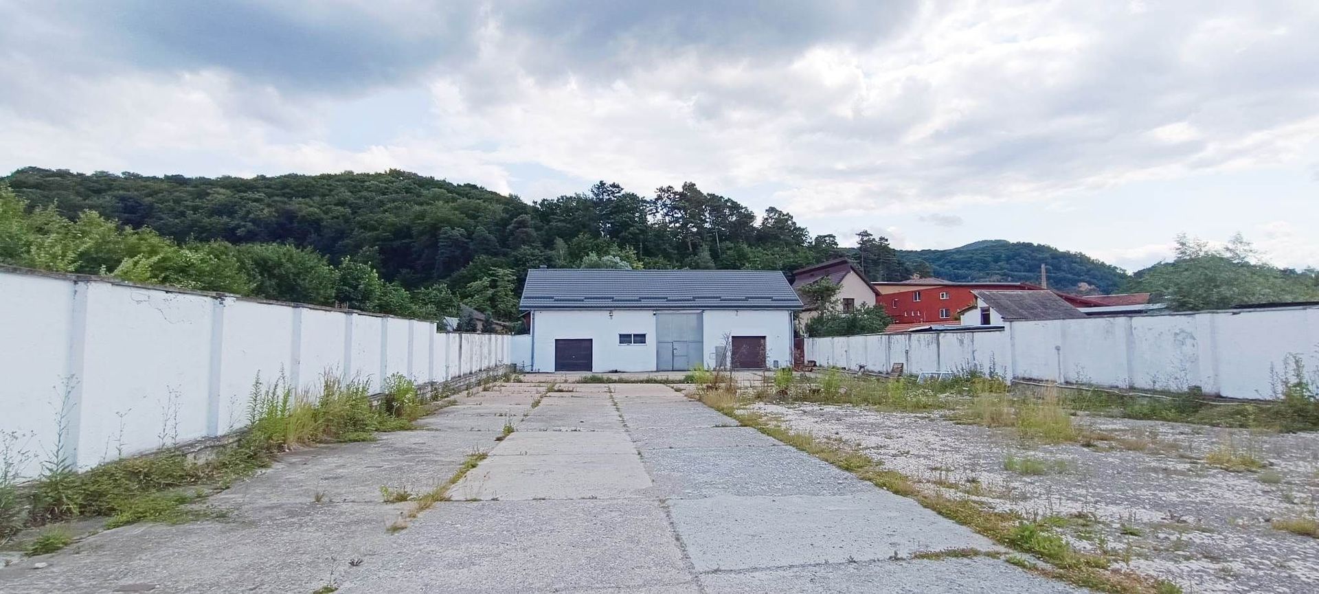 Proprietate cu 2 hale si casa la inchiriat,teren 1350mp - Poză 1