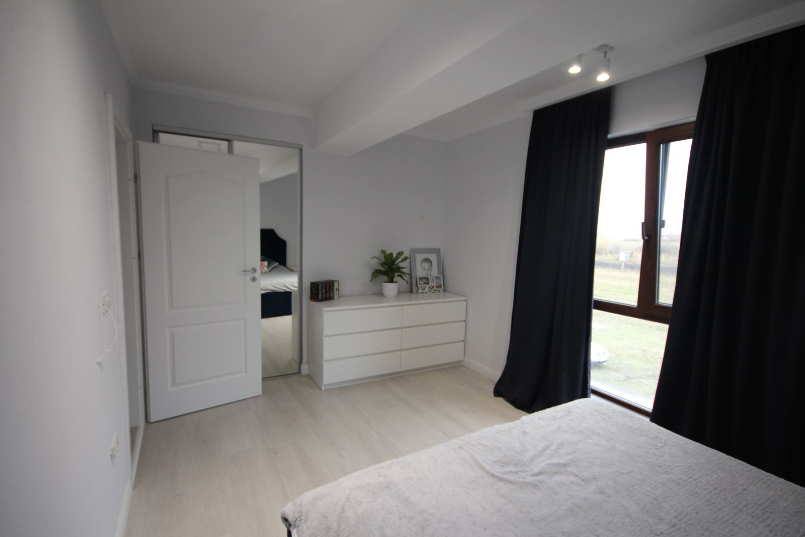 Modern si primitor - Poză 10