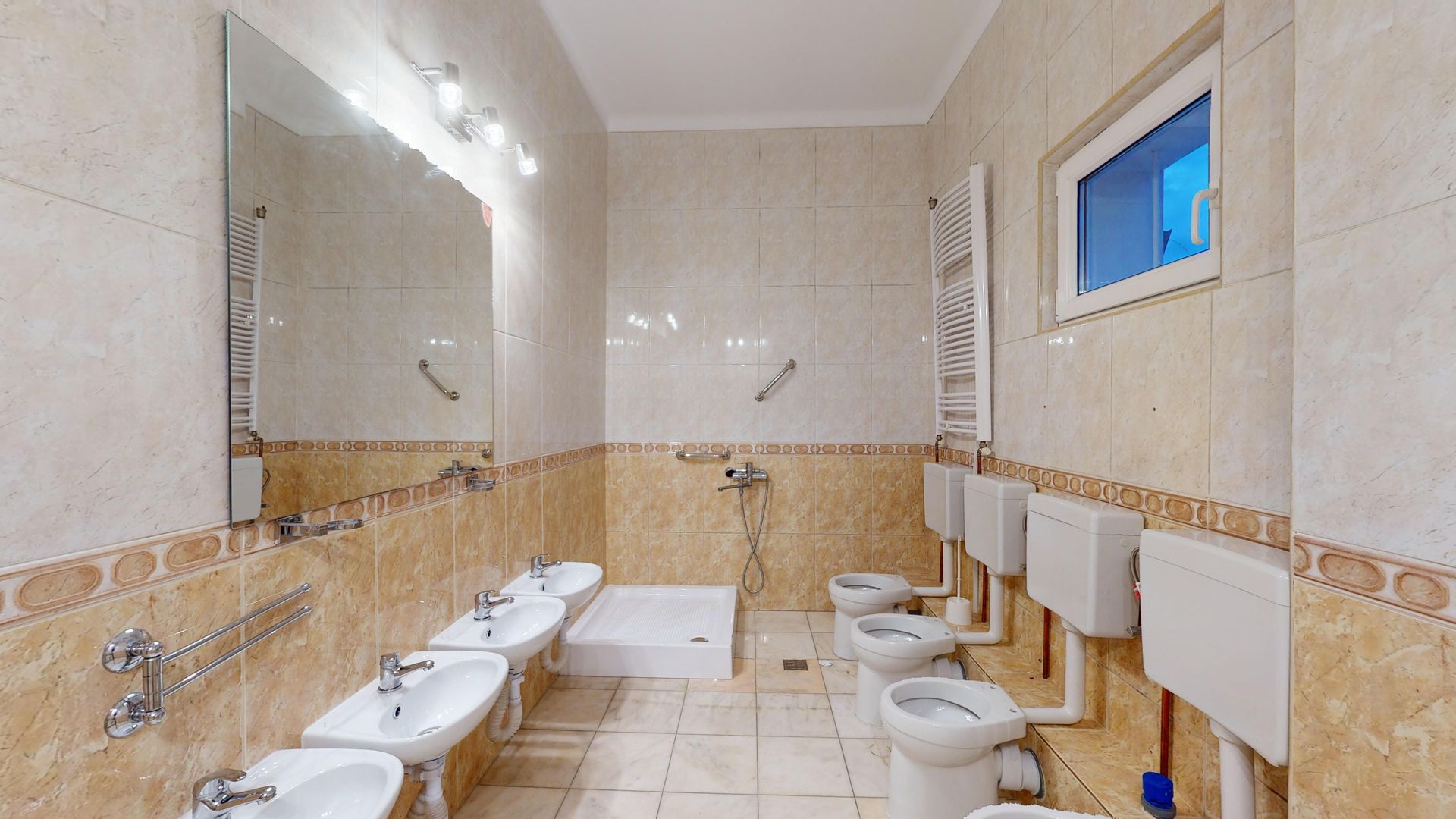 Vila cu suprafata de 360mp si teren 700mp-Racadau,vanzare sau inchirie - Poză 18