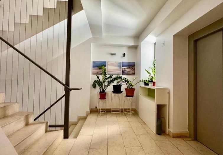 Apartament de 3 camere, mobilat de lux, disponibil imediat pentru inchiriere - Poză 1