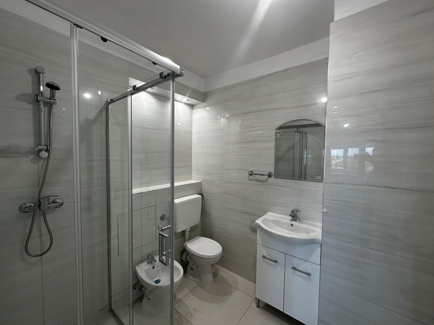 Apartament complet renovat cu 4 camere - Poză 17