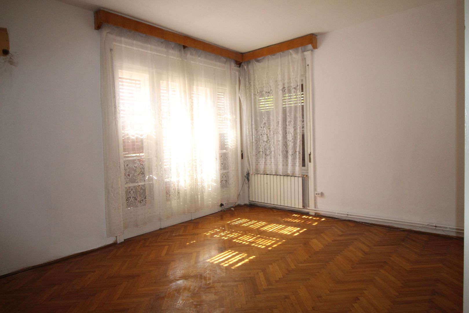 APARTAMENT IN VILA - Poză 4