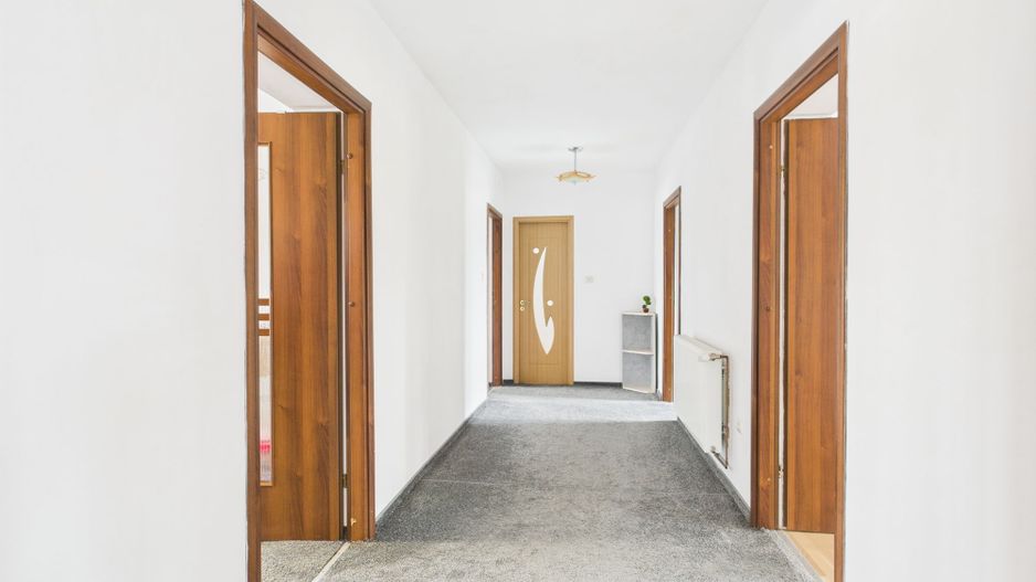 Vilă spațioasă cu 6 camere în Dumbrăvița - Poză 9