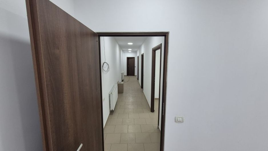 Spatiu de birouri generos - Poză 8